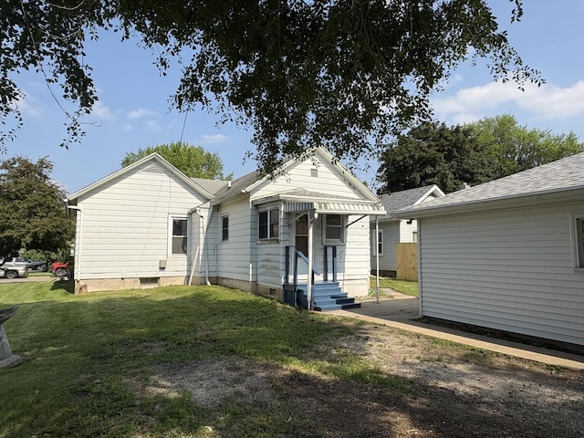 908 N Park St, Streator, IL 61364 - back of property with a yard