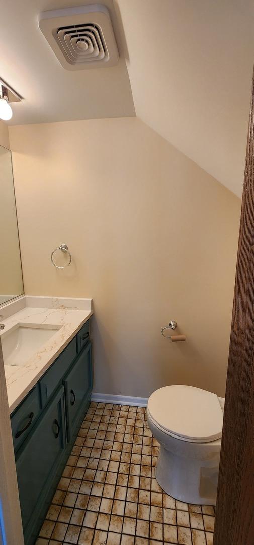 2338 S Canal St Unit H, Chicago, IL 60616 - half bath with toilet, vanity, and vaulted ceiling