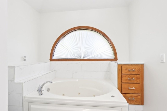 1337 E Thacker St, Schaumburg, IL 60173 - full bath with a whirlpool tub and plenty of natural light