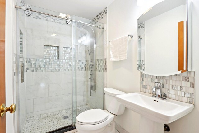 1337 E Thacker St, Schaumburg, IL 60173 - full bath featuring toilet, a stall shower, decorative backsplash, and a sink
