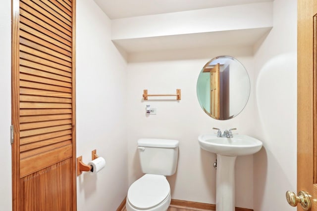 1337 E Thacker St, Schaumburg, IL 60173 - bathroom with toilet, a sink, and baseboards