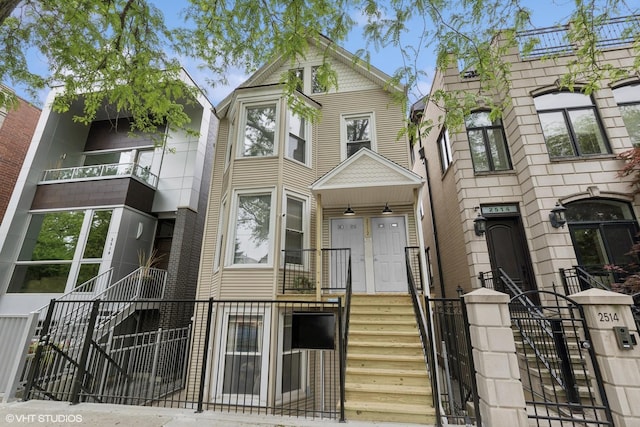 2512 N Marshfield Ave, Chicago, IL 60614 - view of front of property featuring a fenced front yard and a gate