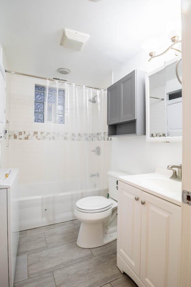 2512 N Marshfield Ave, Chicago, IL 60614 - bathroom featuring vanity, toilet, and shower / bath combo