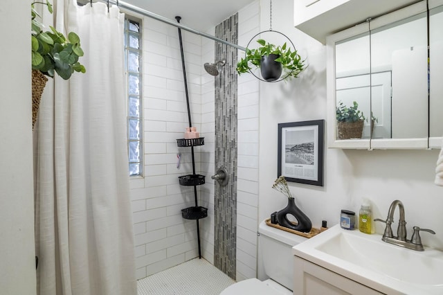 2512 N Marshfield Ave, Chicago, IL 60614 - full bath with toilet, tiled shower, and vanity
