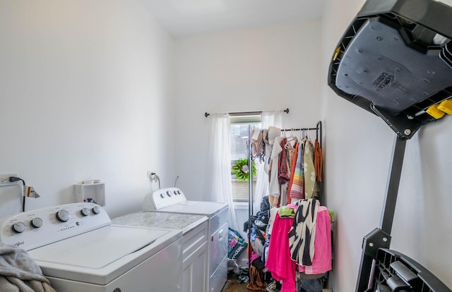 2512 N Marshfield Ave, Chicago, IL 60614 - laundry area with washing machine and dryer
