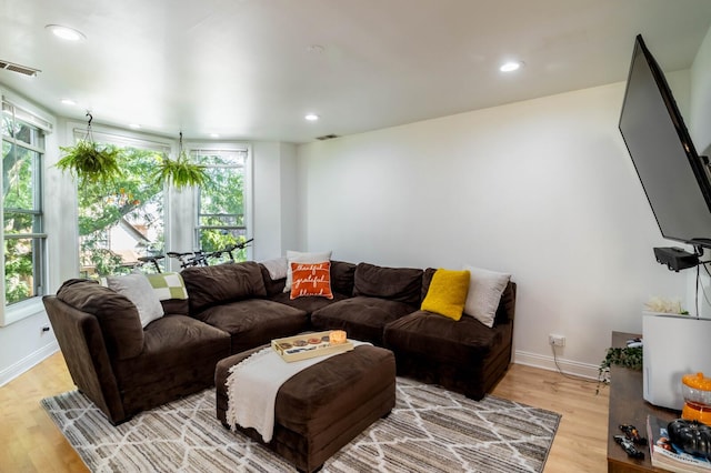 2512 N Marshfield Ave, Chicago, IL 60614 - living area featuring light wood-style flooring, recessed lighting, and baseboards