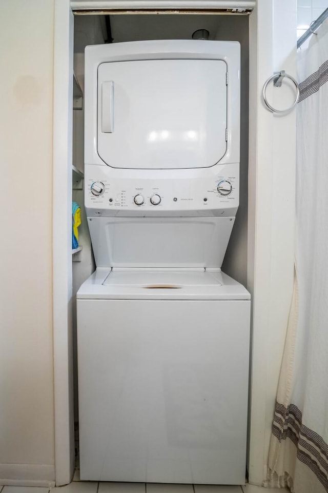 2512 N Marshfield Ave, Chicago, IL 60614 - laundry area with stacked washing machine and dryer