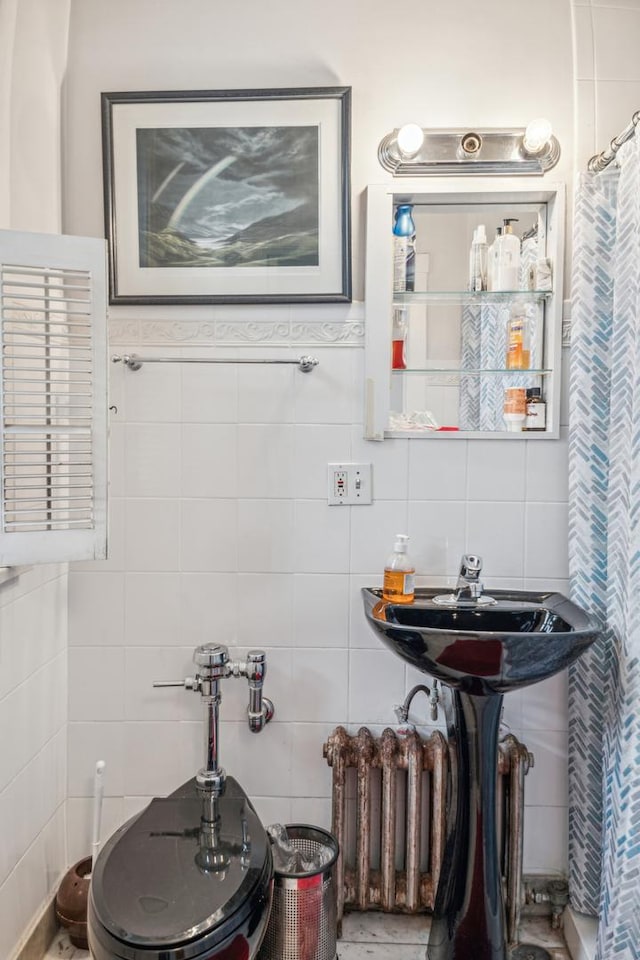 5000 S E End Ave Unit 13A, Chicago, IL 60615 - full bathroom with tile walls and a shower with curtain