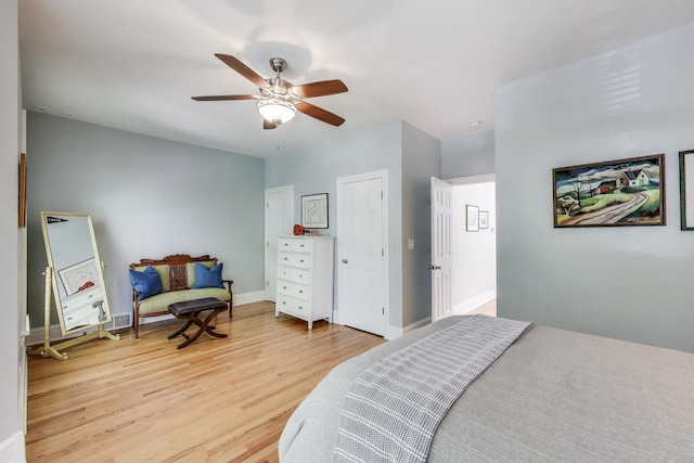 5484 S Hyde Park Blvd, Chicago, IL 60615 - bedroom featuring light wood finished floors, a ceiling fan, and baseboards