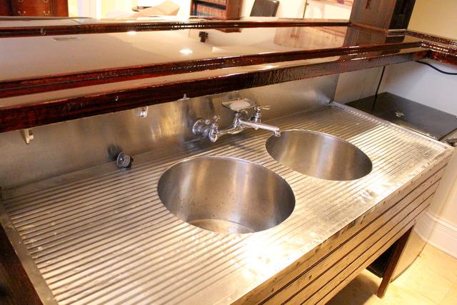 5484 S Hyde Park Blvd, Chicago, IL 60615 - kitchen view of tasteful backsplash