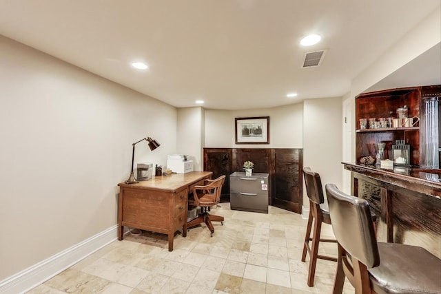 5484 S Hyde Park Blvd, Chicago, IL 60615 - home office featuring baseboards, recessed lighting, and a dry bar