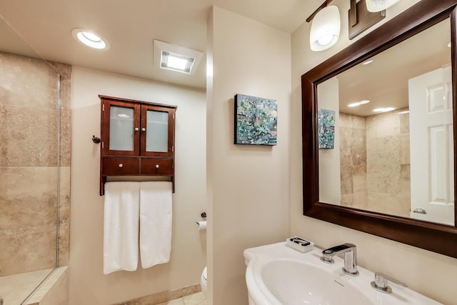 5484 S Hyde Park Blvd, Chicago, IL 60615 - full bathroom featuring tiled shower, a sink, toilet, and recessed lighting