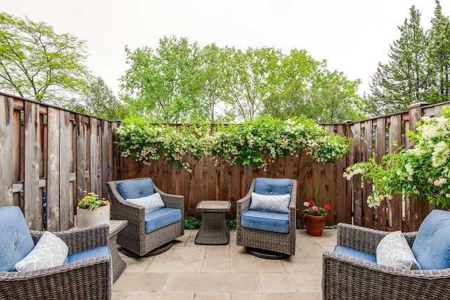 1111 S Waukegan Rd Unit 10, Lake Forest, IL 60045 - fenced backyard with a patio area