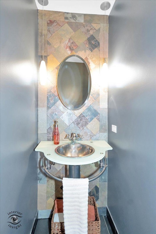 616 E Hillside Ave, Barrington, IL 60010 - bathroom featuring baseboards