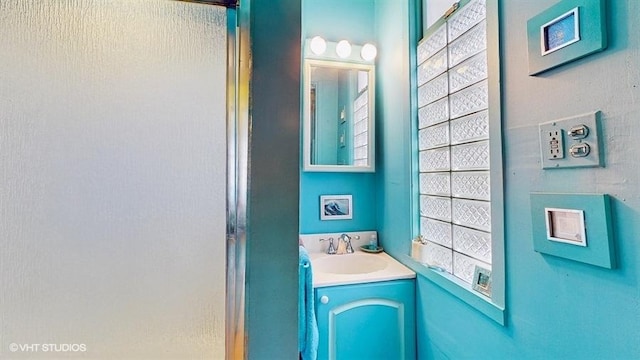 1655 N Francisco Ave, Chicago, IL 60647 - bathroom with vanity