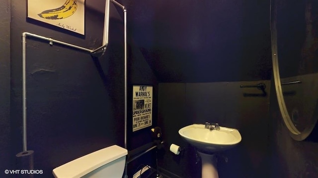 1655 N Francisco Ave, Chicago, IL 60647 - full bathroom with toilet and a sink