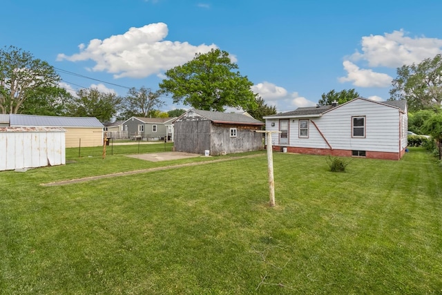 view of yard with an outbuilding