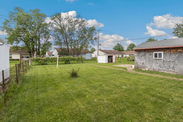 view of yard featuring an outdoor structure