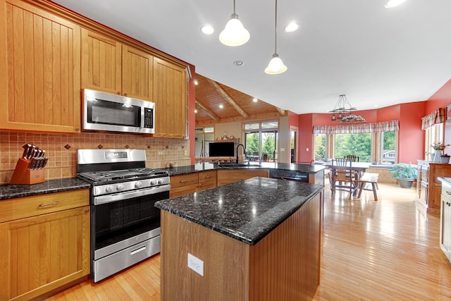 4916 Country Springs Dr, Johnsburg, IL 60051 - kitchen featuring stainless steel appliances, light wood-type flooring, a sink, a peninsula, and tasteful backsplash