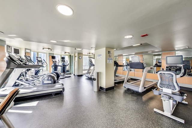 345 N Lasalle Blvd Unit 3602, Chicago, IL 60654 - gym featuring recessed lighting
