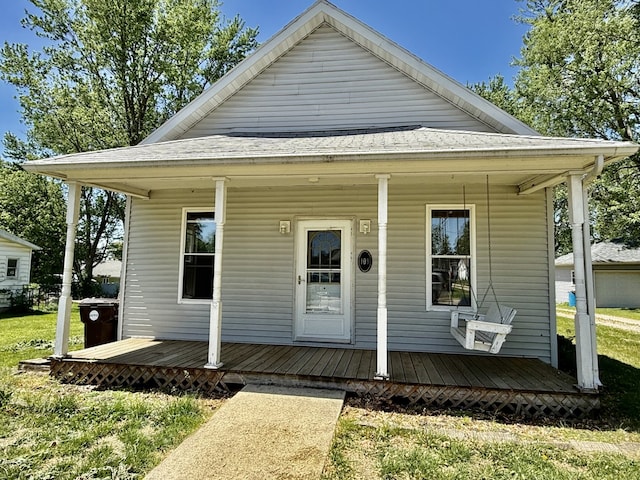 109 S Willow St, Toluca, IL 61369 - view of front facade featuring a porch and a front lawn