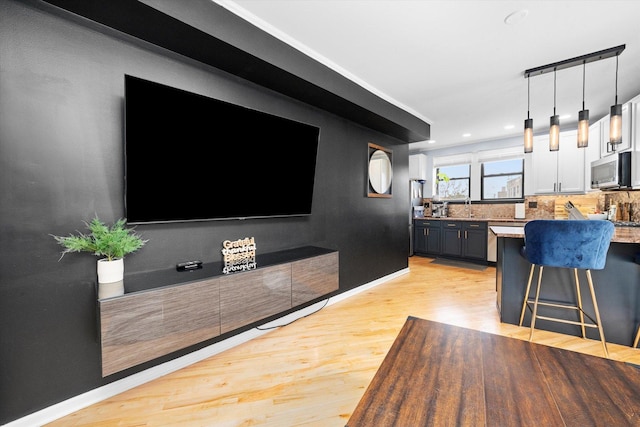 1637 W Columbia Ave Unit 3W, Chicago, IL 60626 - living area with light wood finished floors, baseboards, and recessed lighting