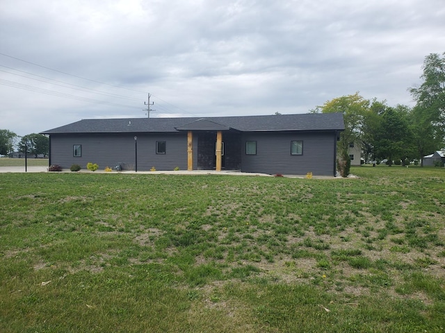 507 N Secor St, Gilman, IL 60938 - rear view of house featuring a lawn