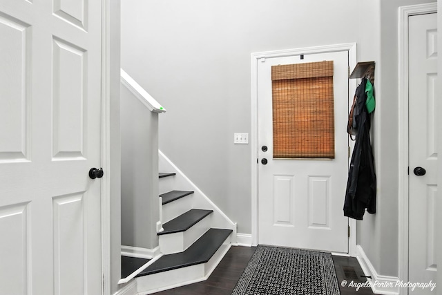 28912 Sawmill Ln, Lakemoor, IL 60051 - mudroom featuring dark wood-style floors and baseboards
