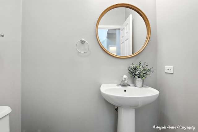 28912 Sawmill Ln, Lakemoor, IL 60051 - half bathroom with toilet