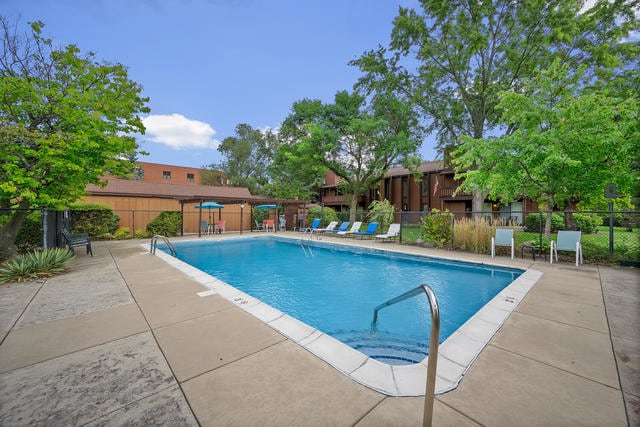 1S055 Spring Rd Unit 2B, Oakbrook Terrace, IL 60181 - community pool with a patio area