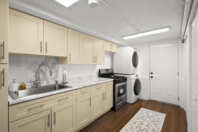 3907 New Haven Ave, Arlington Heights, IL 60004 - kitchen featuring stacked washing machine and dryer, gas stove, a sink, cream cabinetry, and light countertops