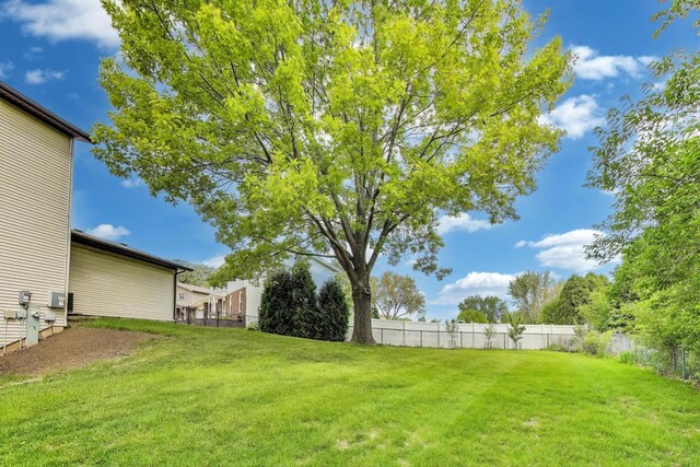 1976 Monday Dr, Elgin, IL 60123 - view of yard