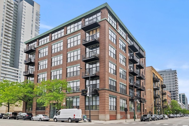 view of apartment building / complex