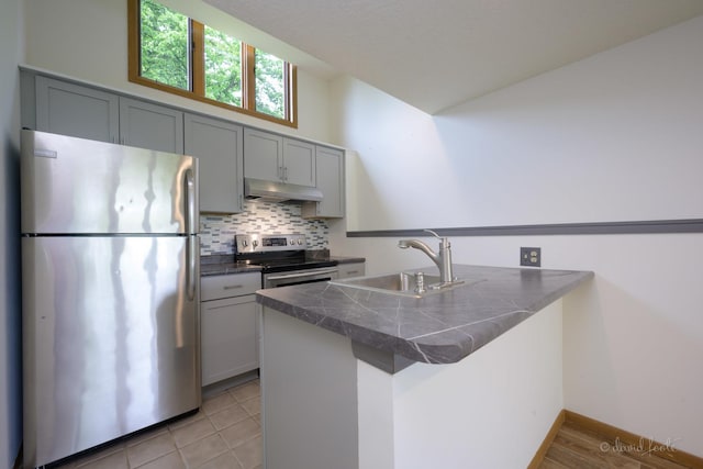 22 Valleywood Ln Unit 22, Galena, IL 61036 - kitchen featuring stainless steel appliances, under cabinet range hood, gray cabinets, and a peninsula