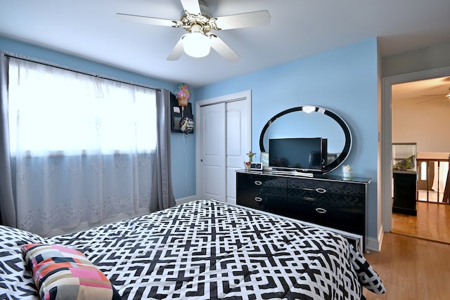 7701 New Castle Ave, Burbank, IL 60459 - bedroom featuring a closet, wood finished floors, a ceiling fan, and baseboards