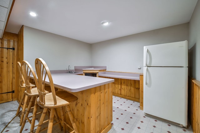 970 Brigham Way, Geneva, IL 60134 - kitchen featuring freestanding refrigerator, a sink, light floors, a breakfast bar area, and a peninsula
