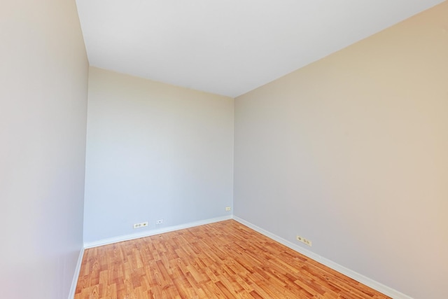 2901 S Michigan Ave Unit 1706, Chicago, IL 60616 - unfurnished room with light wood-style flooring and baseboards
