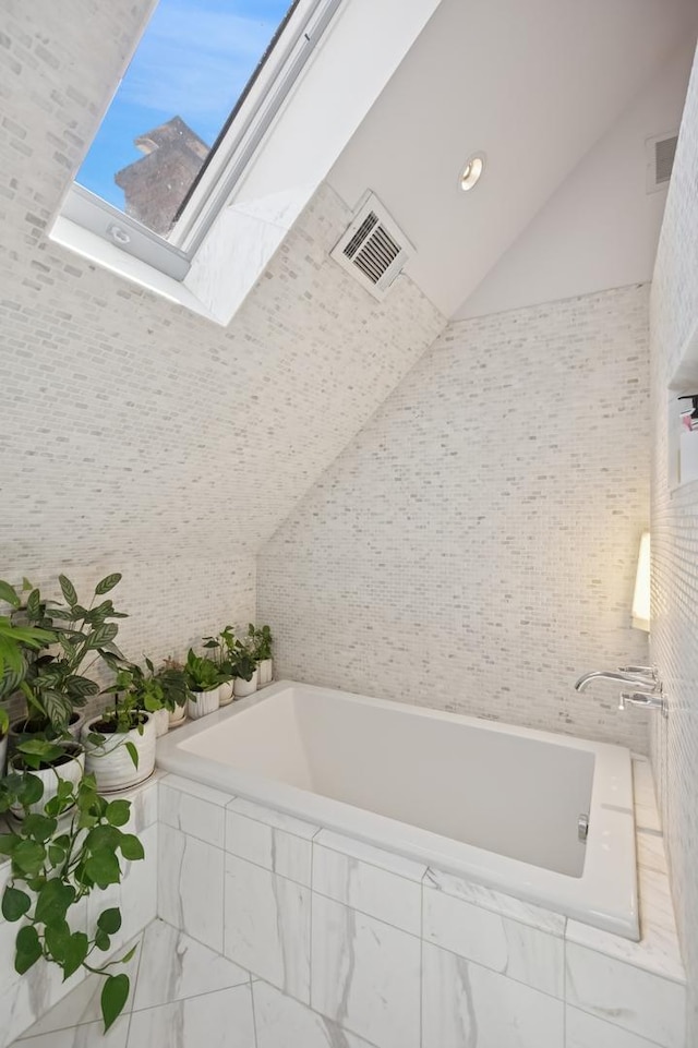 832 W Wolfram St, Chicago, IL 60657 - full bath featuring a garden tub and recessed lighting