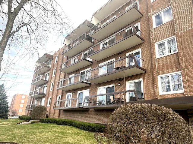 8001 W Courte Dr Unit 307, Niles, IL 60714 - view of apartment building / complex