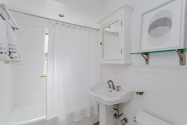 1929 Sherman Ave Unit 2E, Evanston, IL 60201 - bathroom featuring toilet, shower / tub combo, tile walls, and backsplash