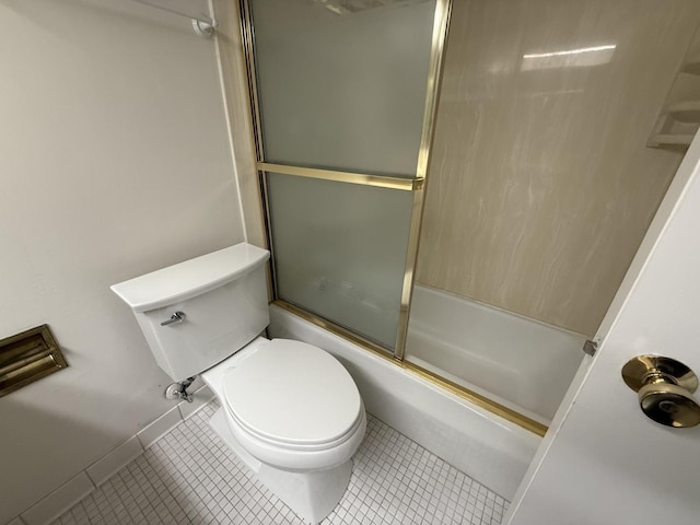 1560 N Sandburg Ter Unit 2704, Chicago, IL 60610 - full bath featuring tile patterned flooring, toilet, and combined bath / shower with glass door