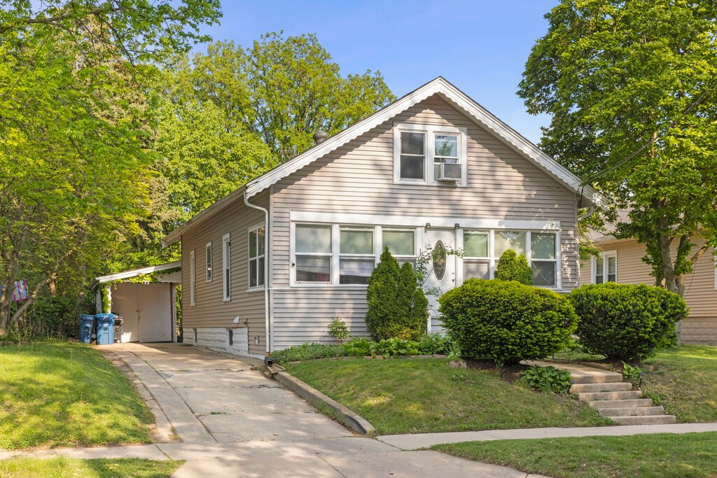 1028 5th St, Aurora, IL 60505 - bungalow-style house featuring driveway and a front yard