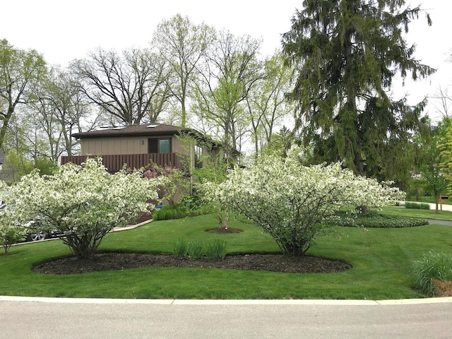137 Hiawatha Trl, Highland Park, IL 60035 - view of home's community with a yard