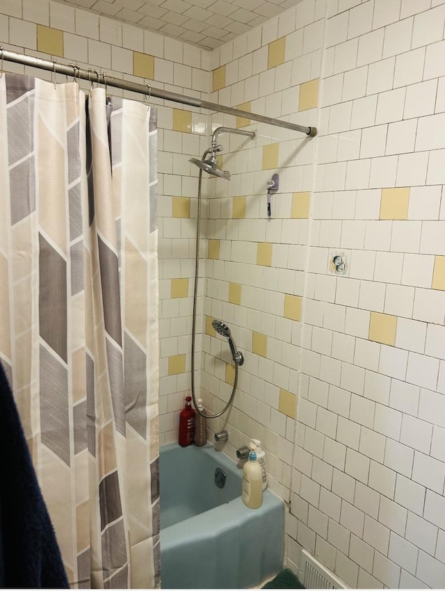 bathroom with shower / tub combo