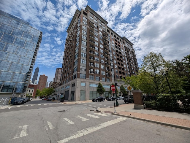 849 N Franklin St Unit 618, Chicago, IL 60610 - view of property featuring a city view
