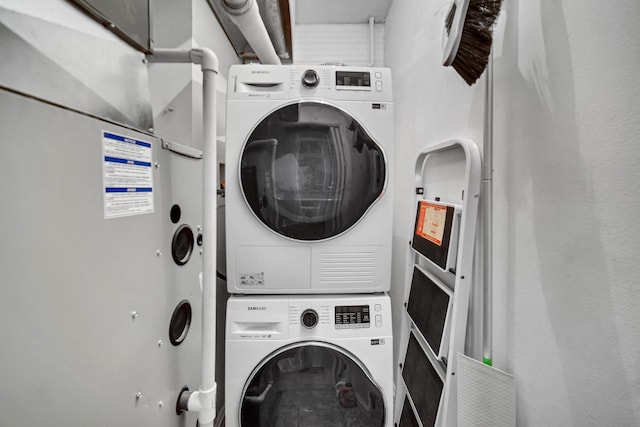 838 N Maplewood Ave Unit 1R, Chicago, IL 60622 - washroom with stacked washer / drying machine