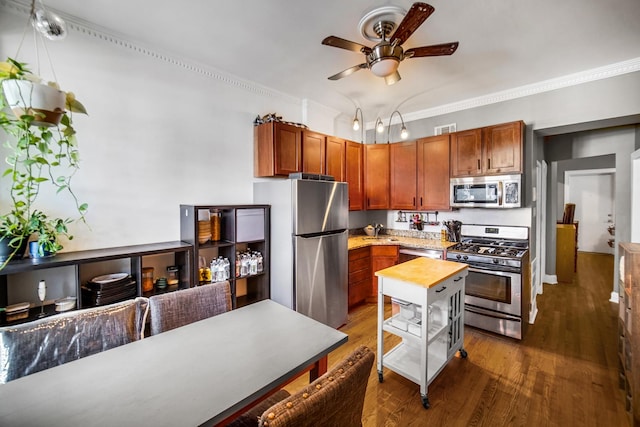 838 N Maplewood Ave Unit 1R, Chicago, IL 60622 - living room featuring crown molding and light wood-style flooring