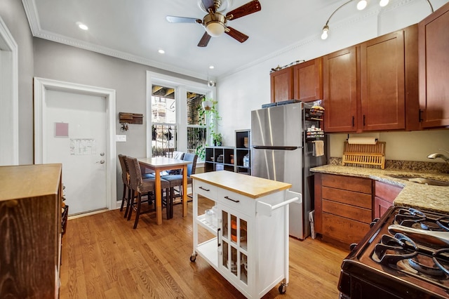 838 N Maplewood Ave Unit 1R, Chicago, IL 60622 - kitchen featuring freestanding refrigerator, black range with gas cooktop, a ceiling fan, ornamental molding, and light wood-type flooring