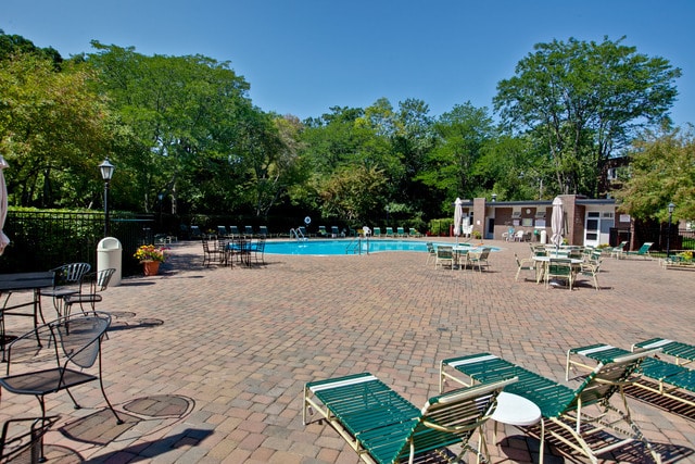 140 Franklin Pl Unit 106, Lake Forest, IL 60045 - community pool with view of wooded area and a patio