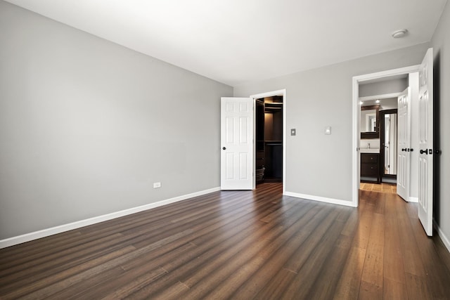 838 Jonathan Ct Unit 305, Prospect Heights, IL 60070 - unfurnished bedroom featuring dark wood-style flooring, baseboards, a walk in closet, and a closet